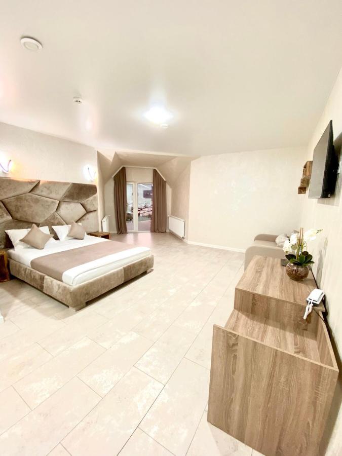 Family Room with Mountain View,1185182800:JPEG